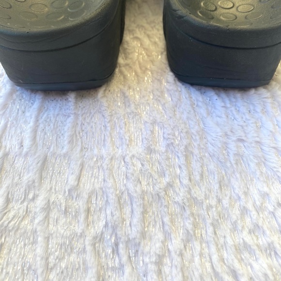 Vionic black sandals size 10 - Picture 3 of 4